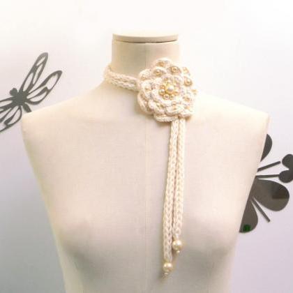 Crochet lariat necklace with big fl..