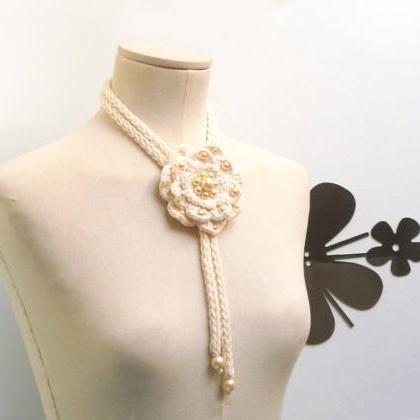 Crochet lariat necklace with big fl..