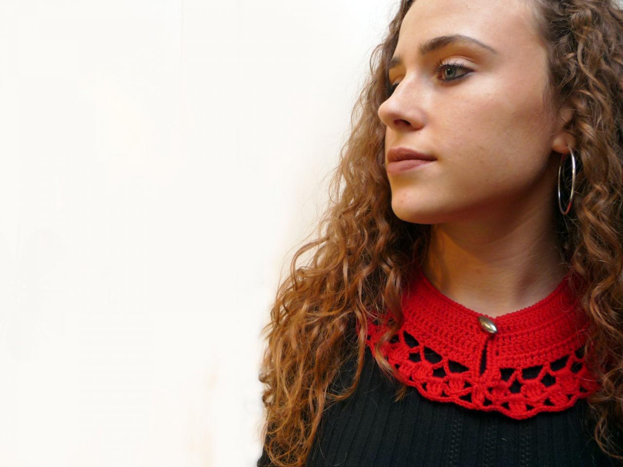 Crochet Peter Pan Collar in Red Wool with Silver Button - Womens Lacy Crochet Collar - LITTLE NINETTE