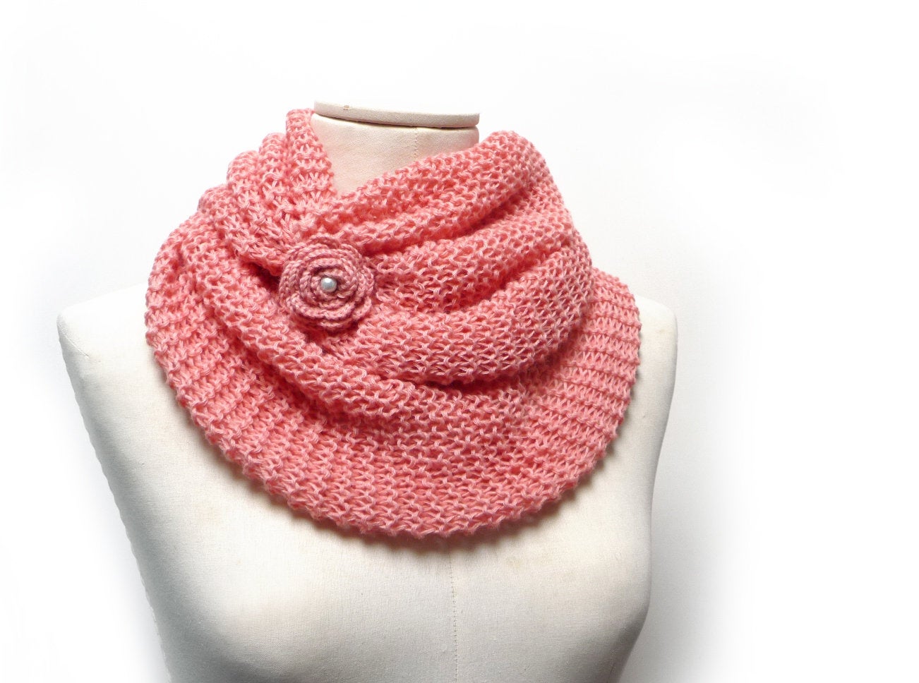 Pale pink chunky cowl Gift for Mom Chunky neck warmer Wife Sister Chunky hand knit scarf Women knit cowl Blush pink cowl
